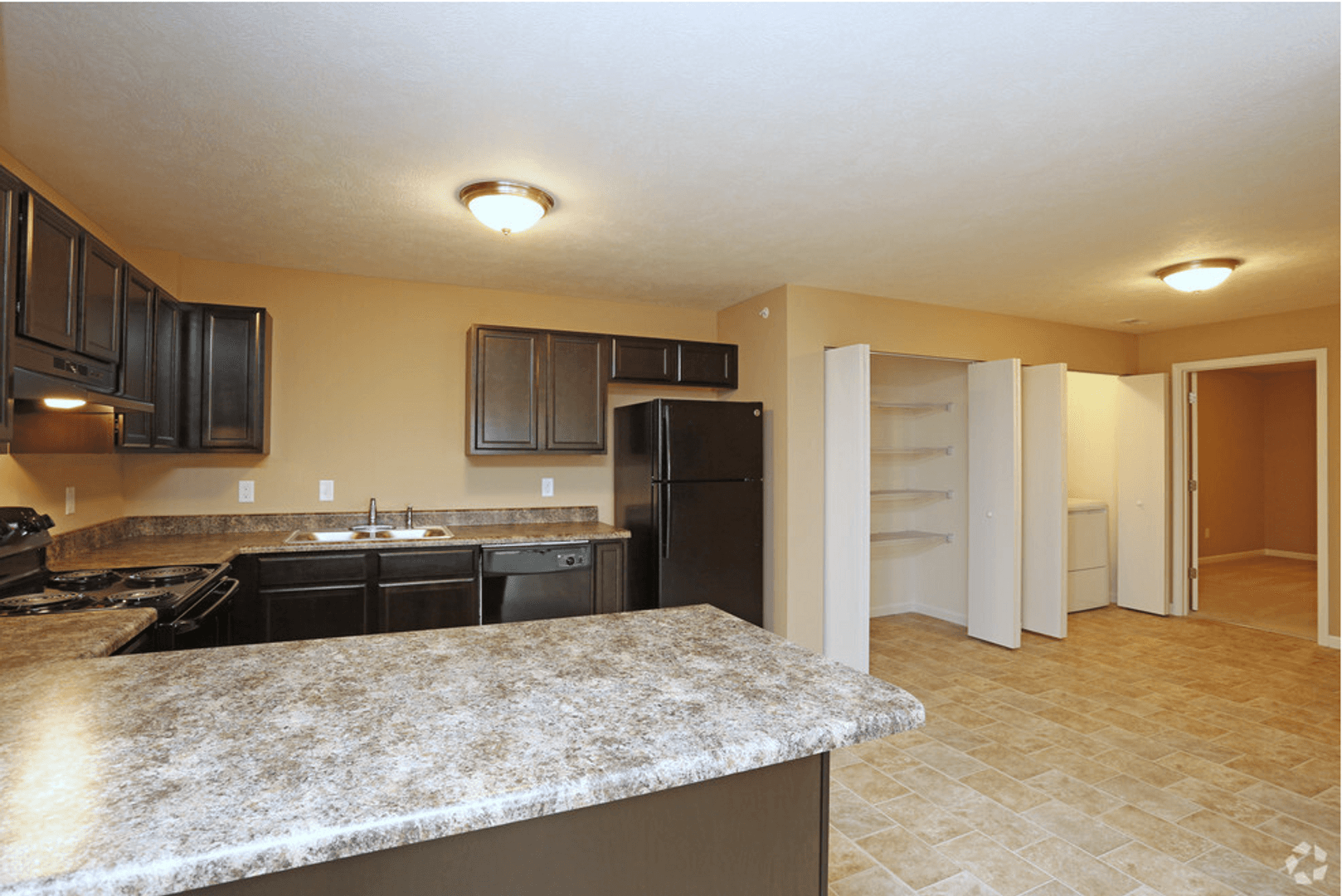 Urbana Apartment: 1905 N Cunningham Ave