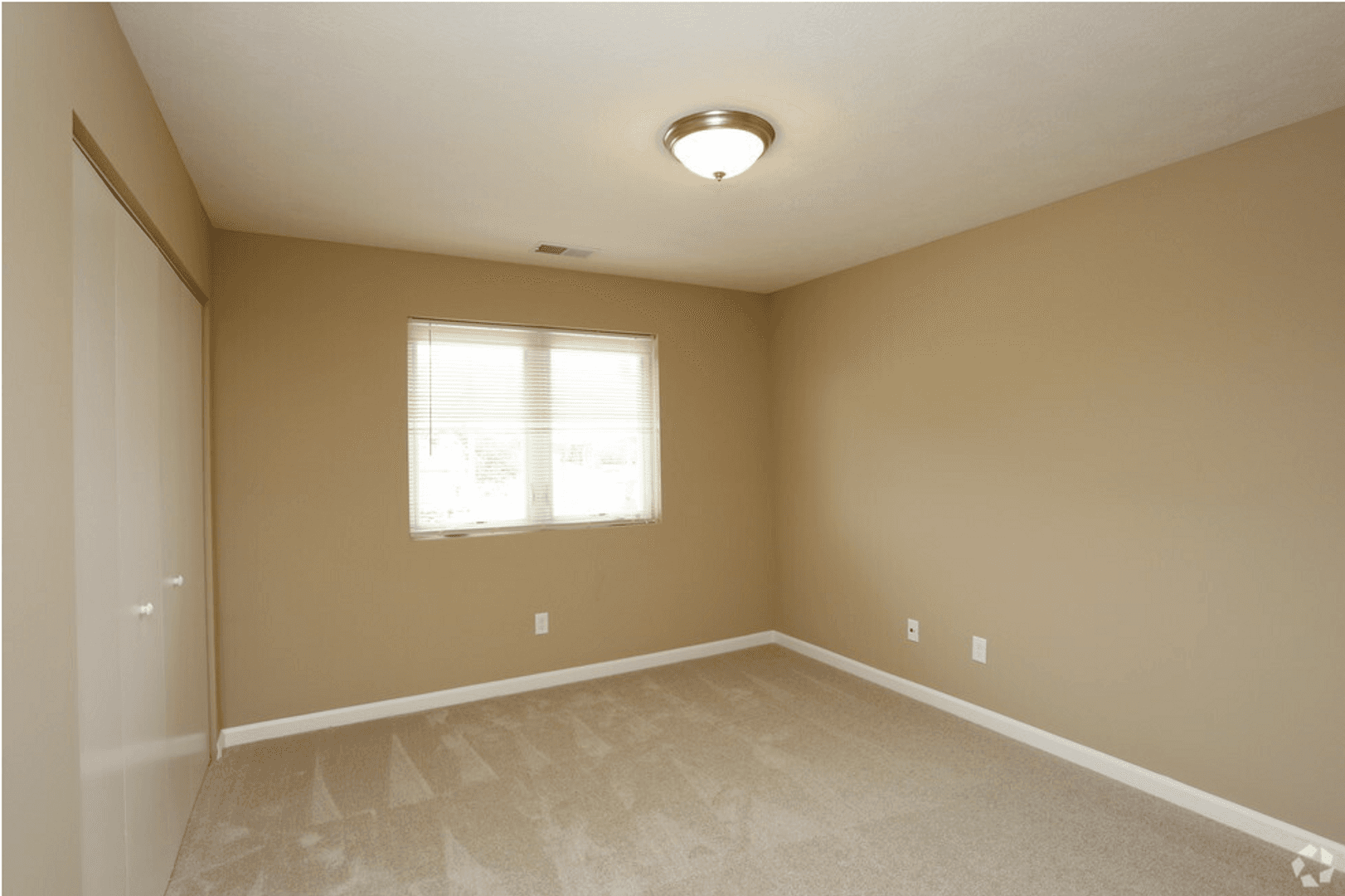 Urbana Apartment: 1905 N Cunningham Ave