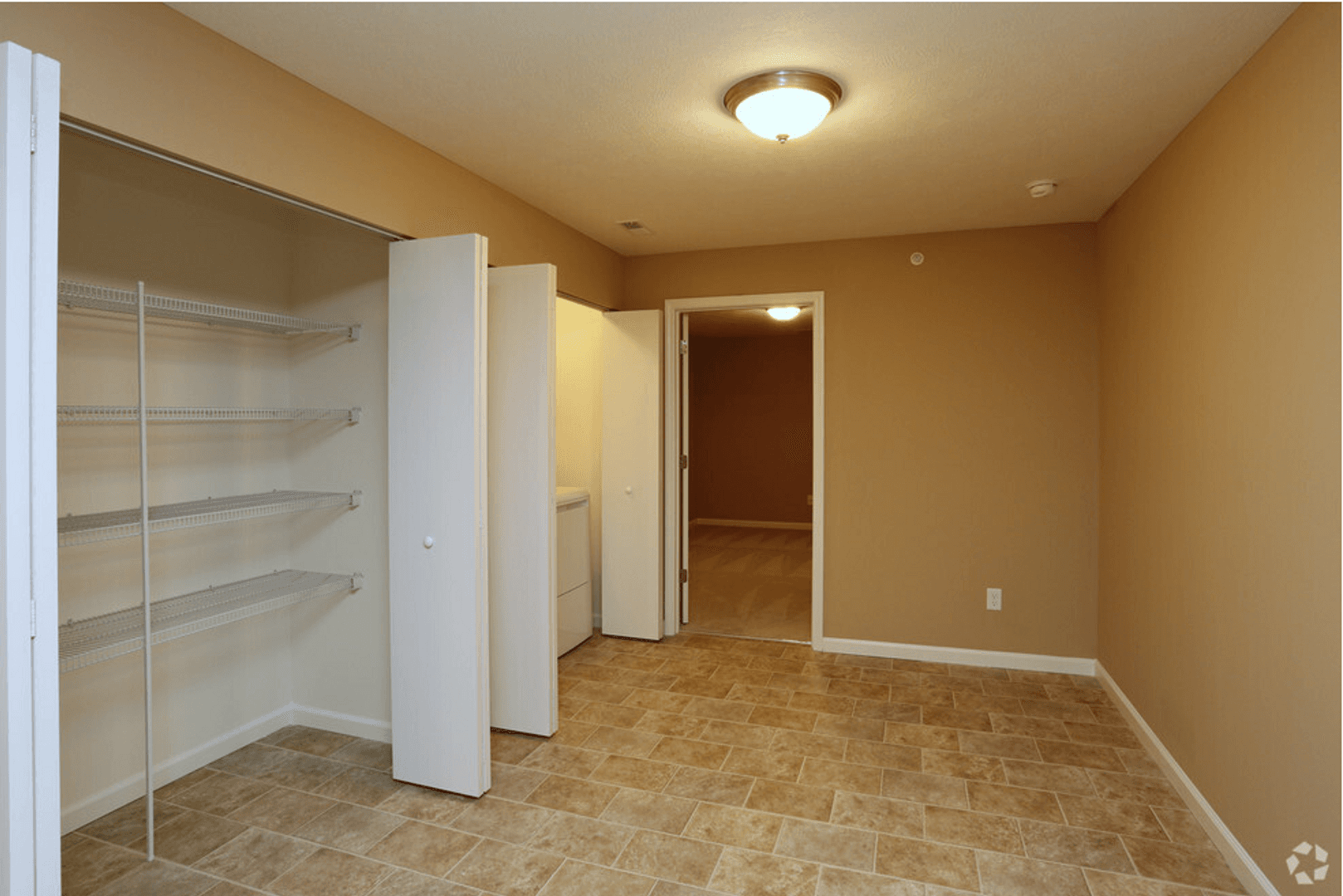 Urbana Apartment: 1905 N Cunningham Ave