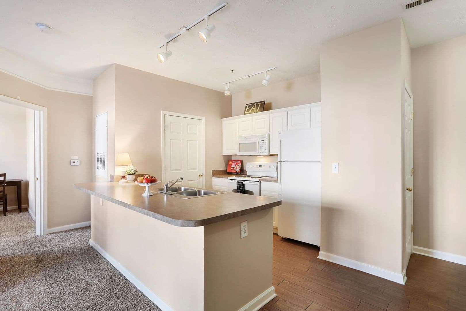 Urbana Apartment: Capstone Quarters