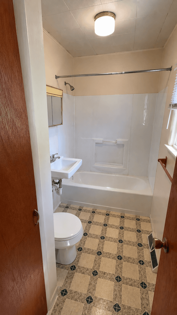 Bondville Apartment: 202 Munroe Street