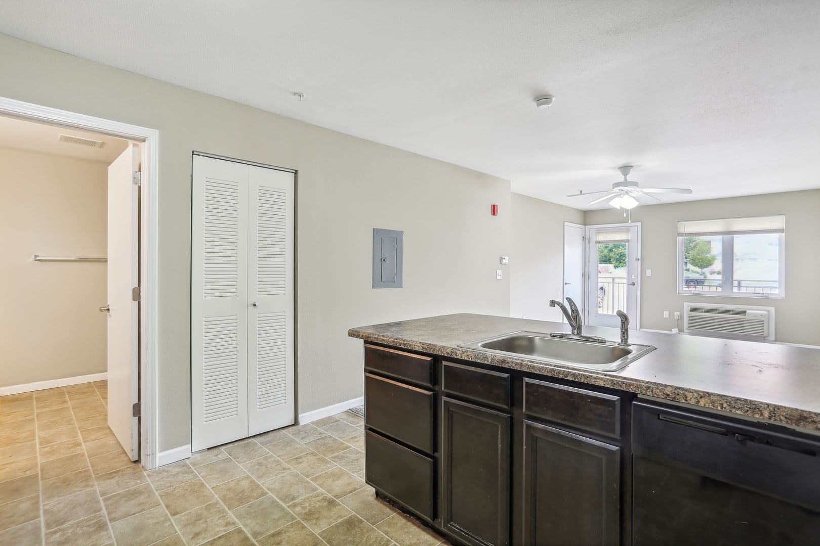 Urbana Apartment: 1905 N Cunningham Ave