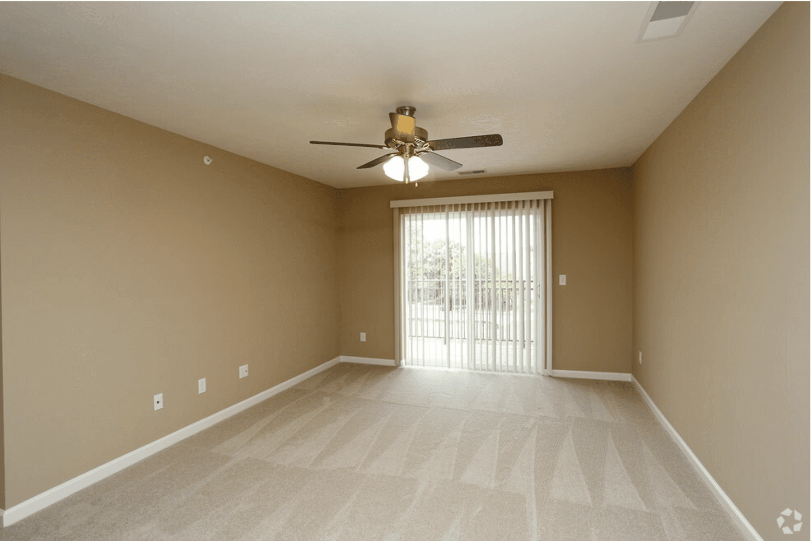 Urbana Apartment: 1905 N Cunningham Ave