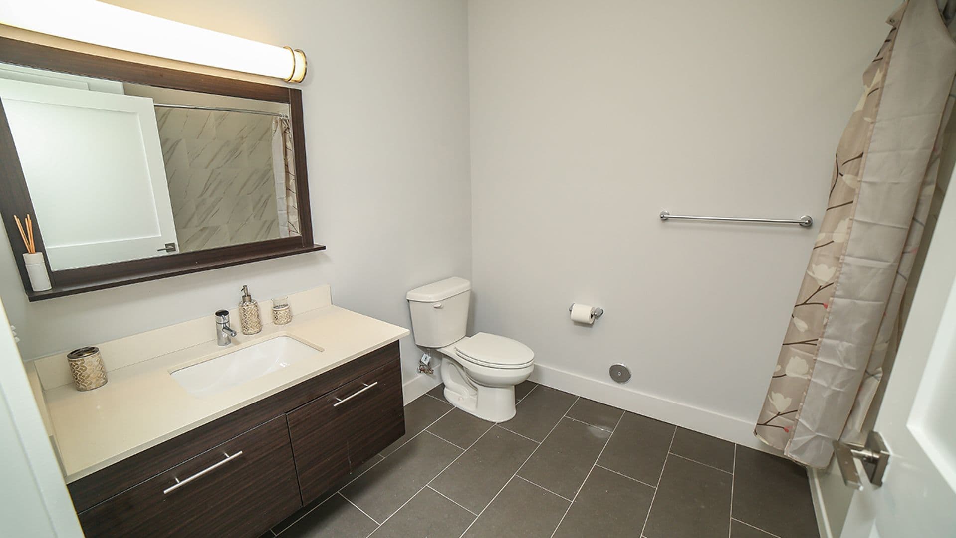 Linden Apartment: 1140 E. Saint Georges Ave