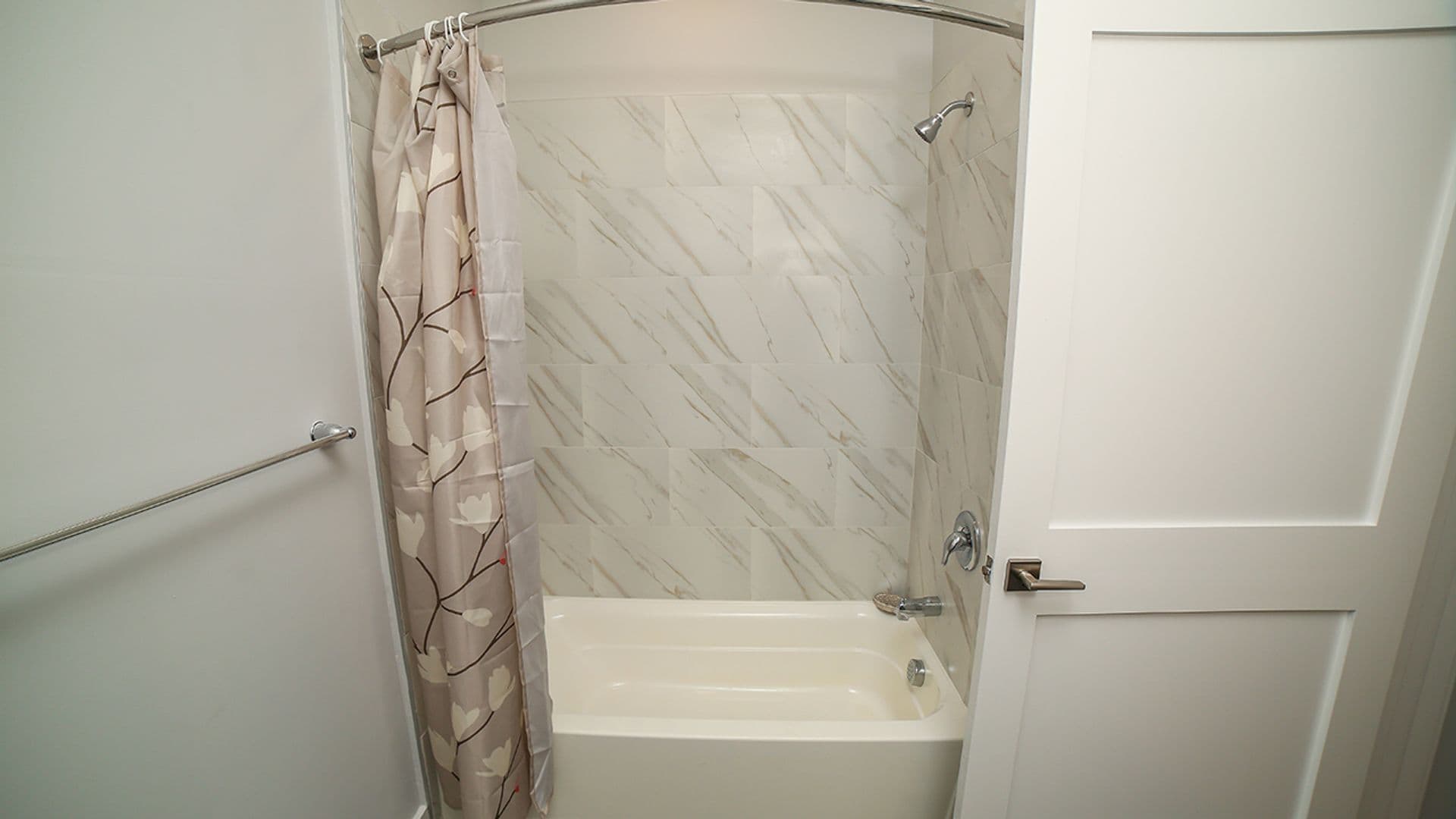 Linden Apartment: 1120 E. Saint Georges Ave