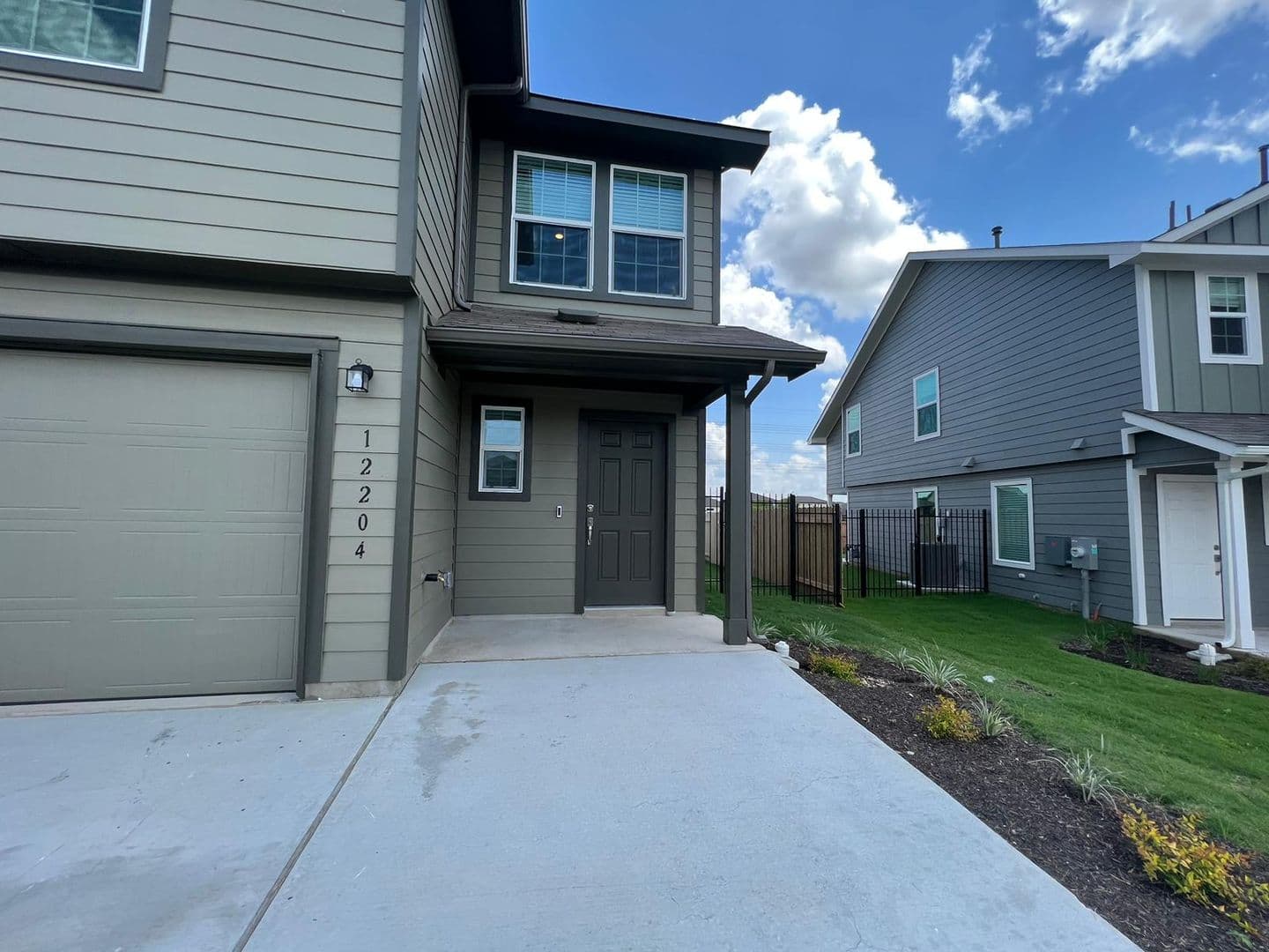 Delvalle House: 12204 Scarlet way