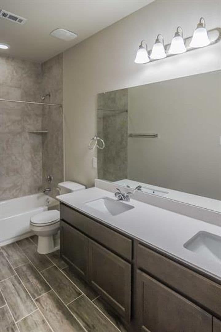 San Marcos House: 204 Rollingwood Dr
