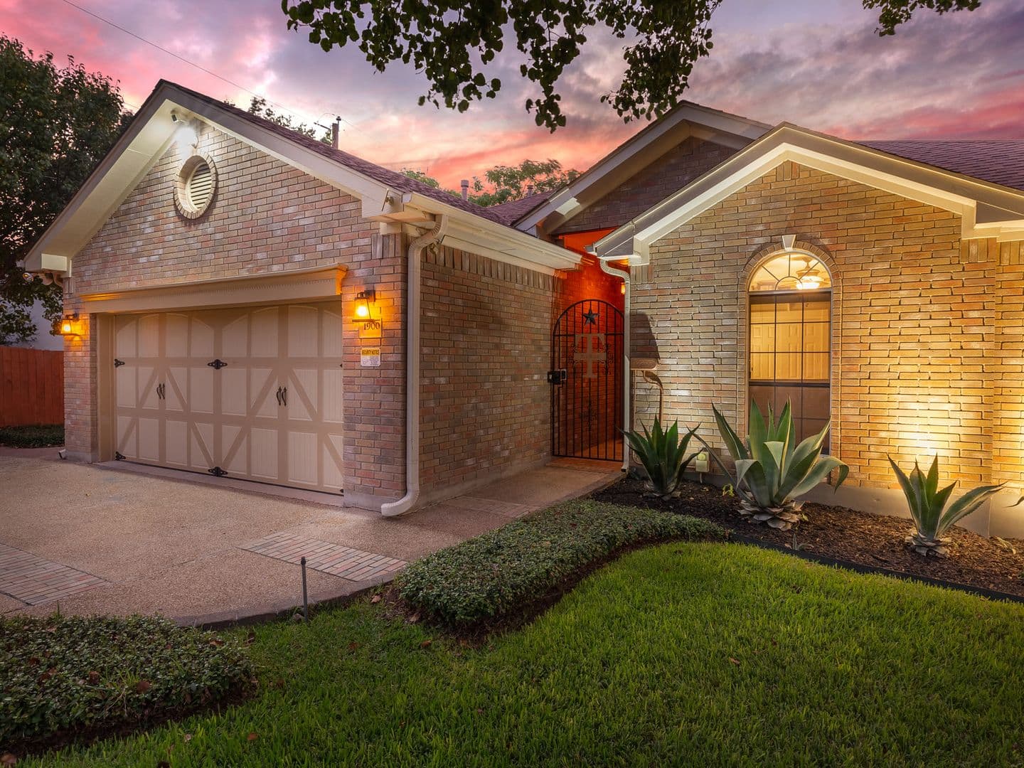Round Rock House: 1900 Red Rock Dr