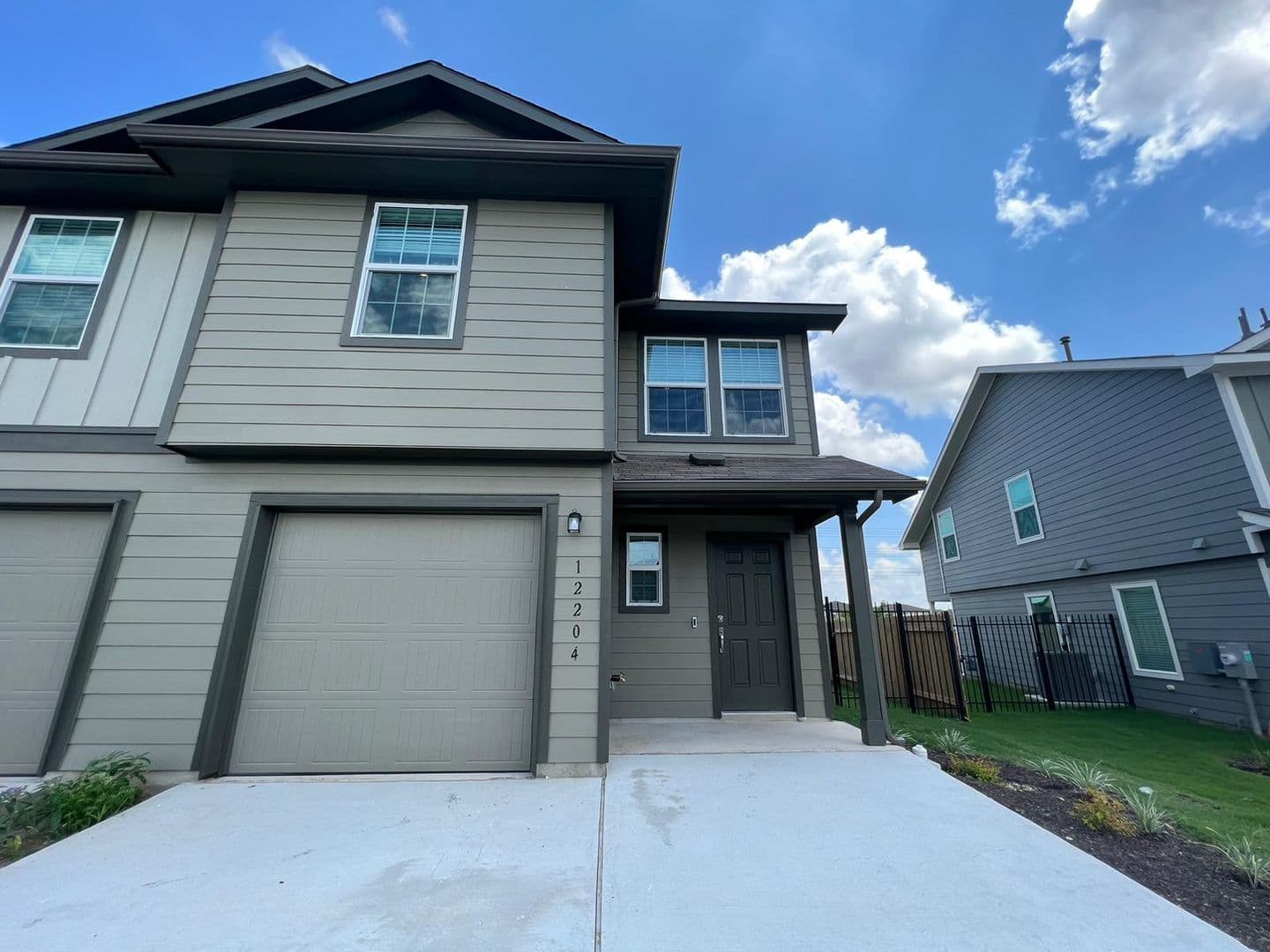 Delvalle House: 12204 Scarlet way