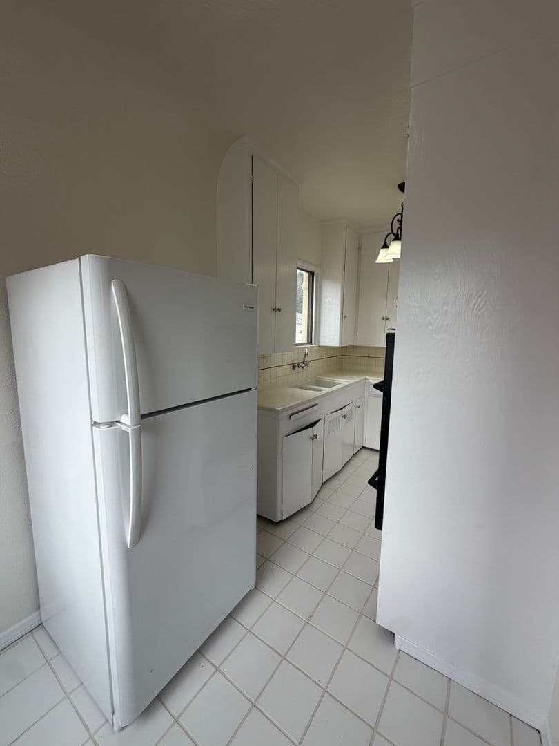 Los Angeles Apartment: 4269 Garthwaite Ave.