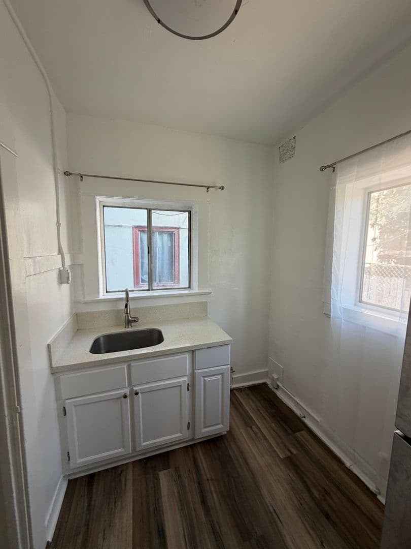 Los Angeles Apartment: 1663 W. 11th Place