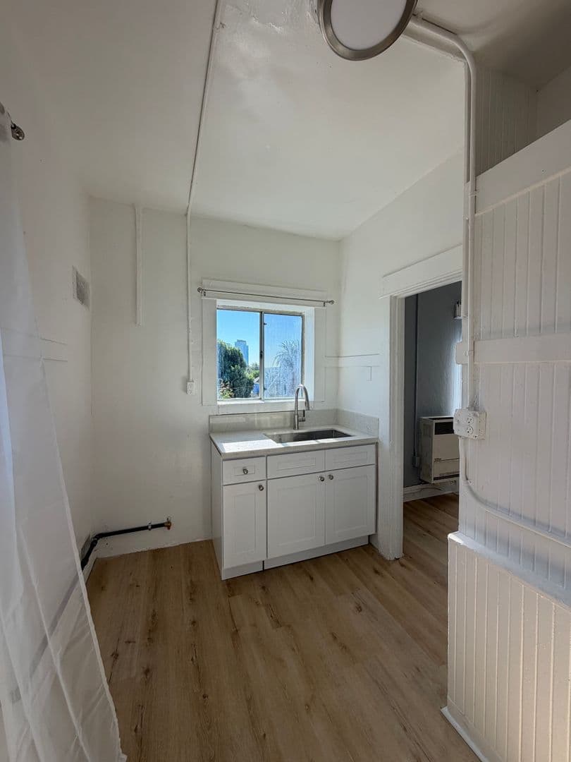 Los Angeles Apartment: 1663 W. 11th Place