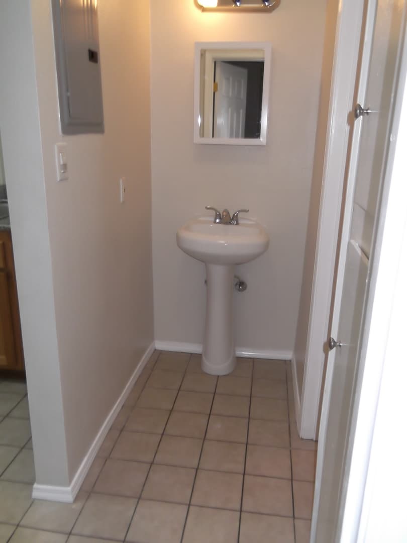 Los Angeles Apartment: 1115-1129 W. 30th Street