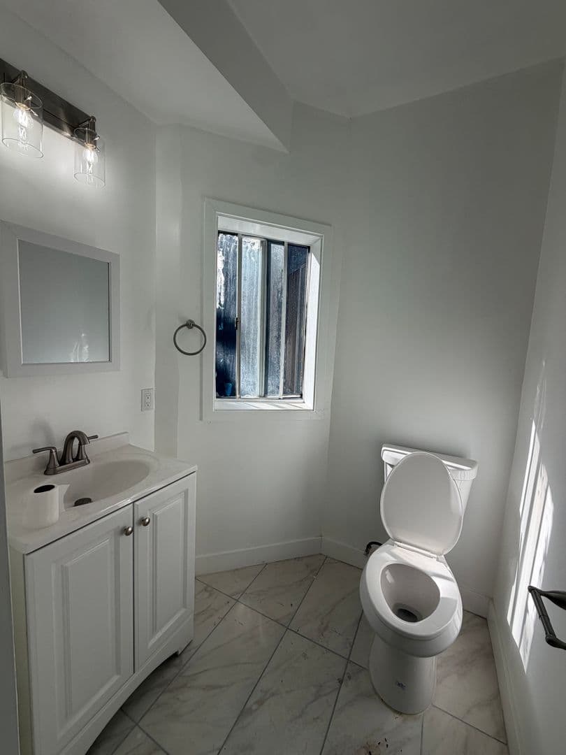 Los Angeles Apartment: 1663 W. 11th Place