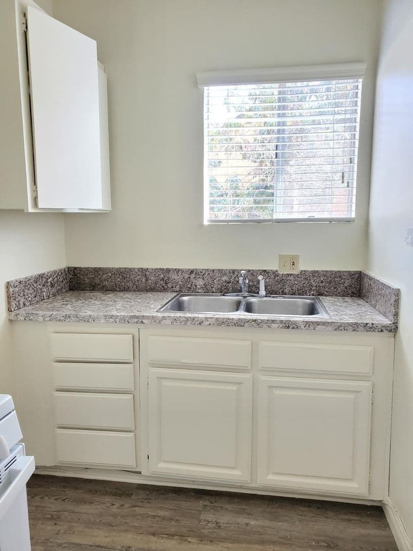 Los Angeles Apartment: 1017 W 25th Street