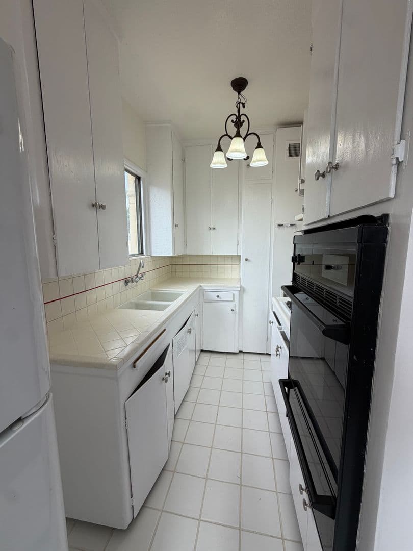 Los Angeles Apartment: 4269 Garthwaite Ave.