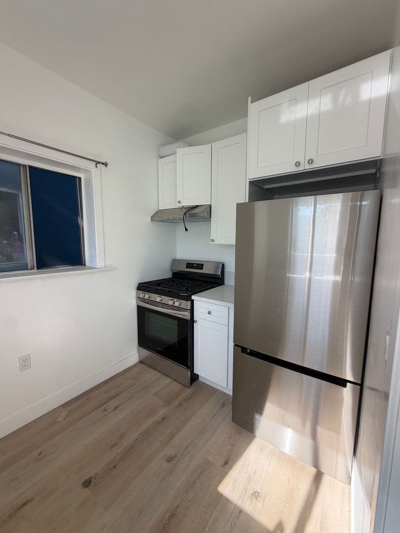 Los Angeles Apartment: 1663 W. 11th Place