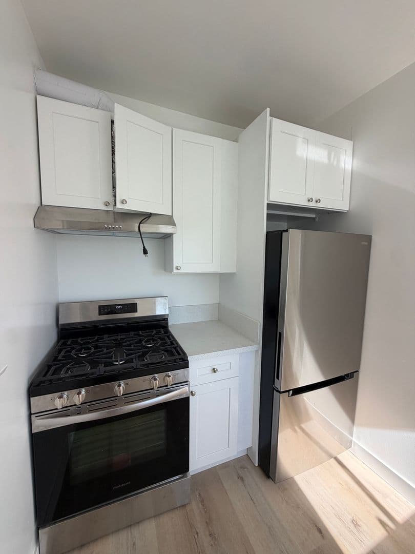 Los Angeles Apartment: 1663 W. 11th Place