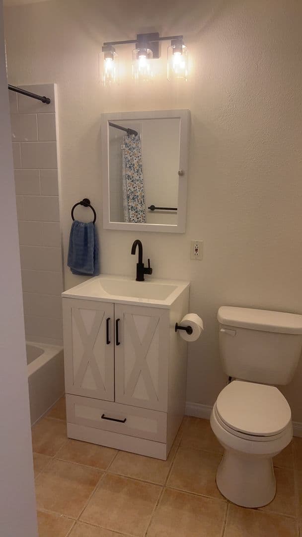 Oceanside House: 605 Flora Dr.