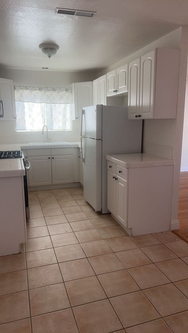 Oceanside House: 605 Flora Dr.