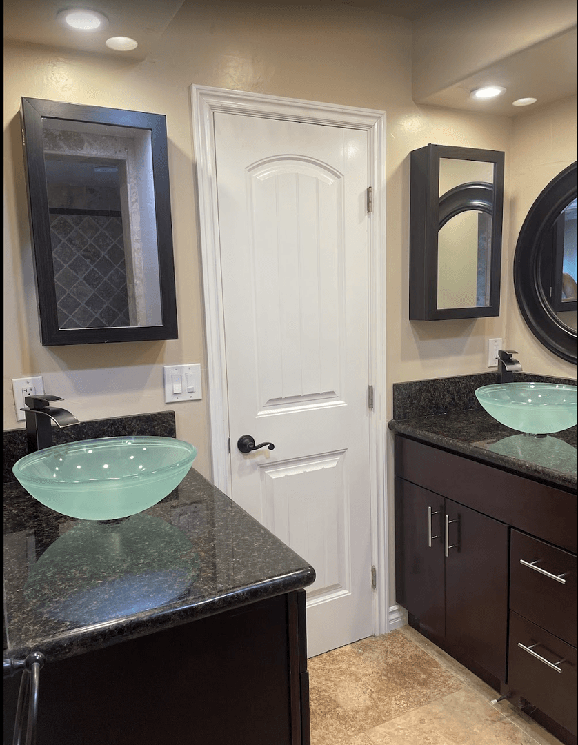Vista House: 2355 Castlegate Lane