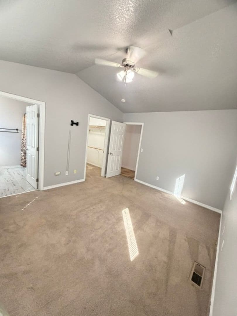 La Grande House: 1006 Frontier Court