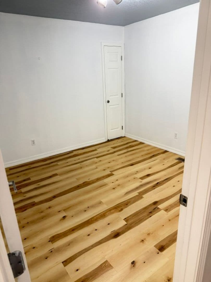 La Grande House: 1006 Frontier Court