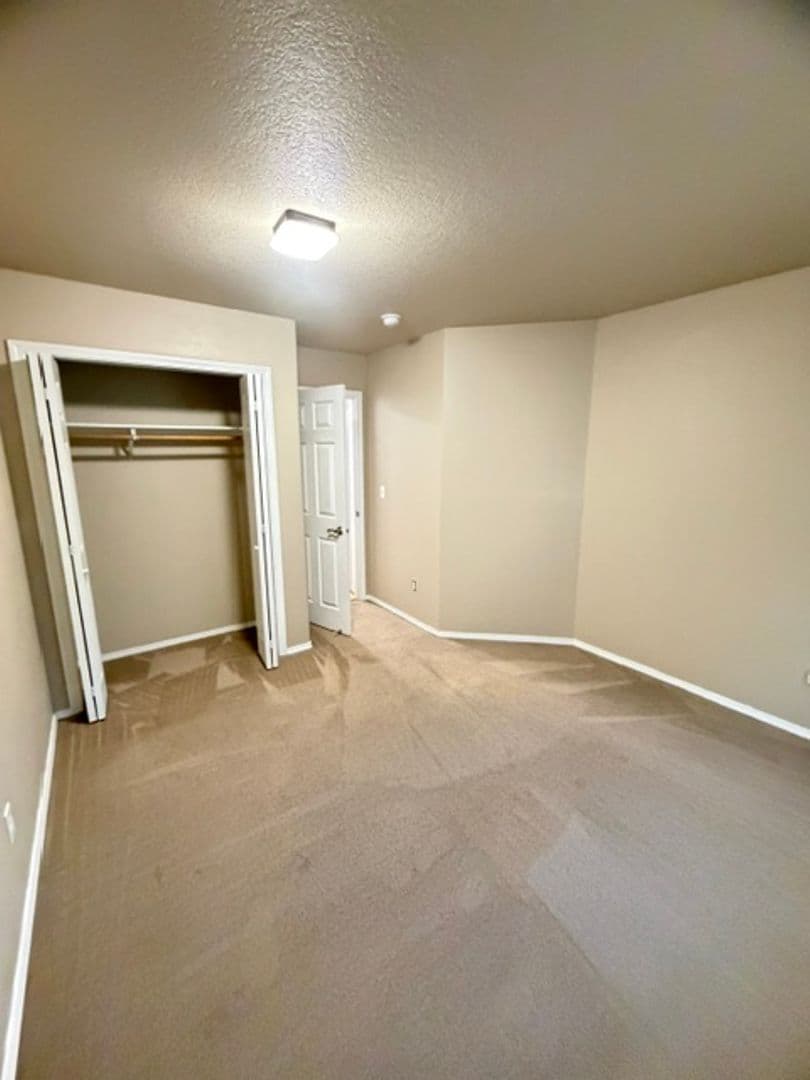 La Grande House: 1006 Frontier Court