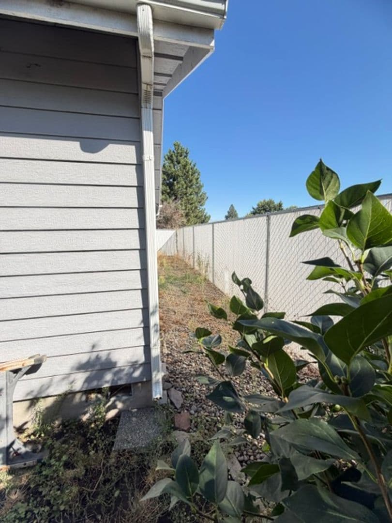 La Grande House: 1006 Frontier Court