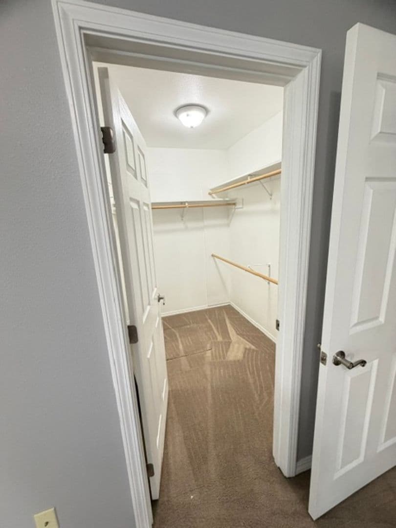 La Grande House: 1006 Frontier Court