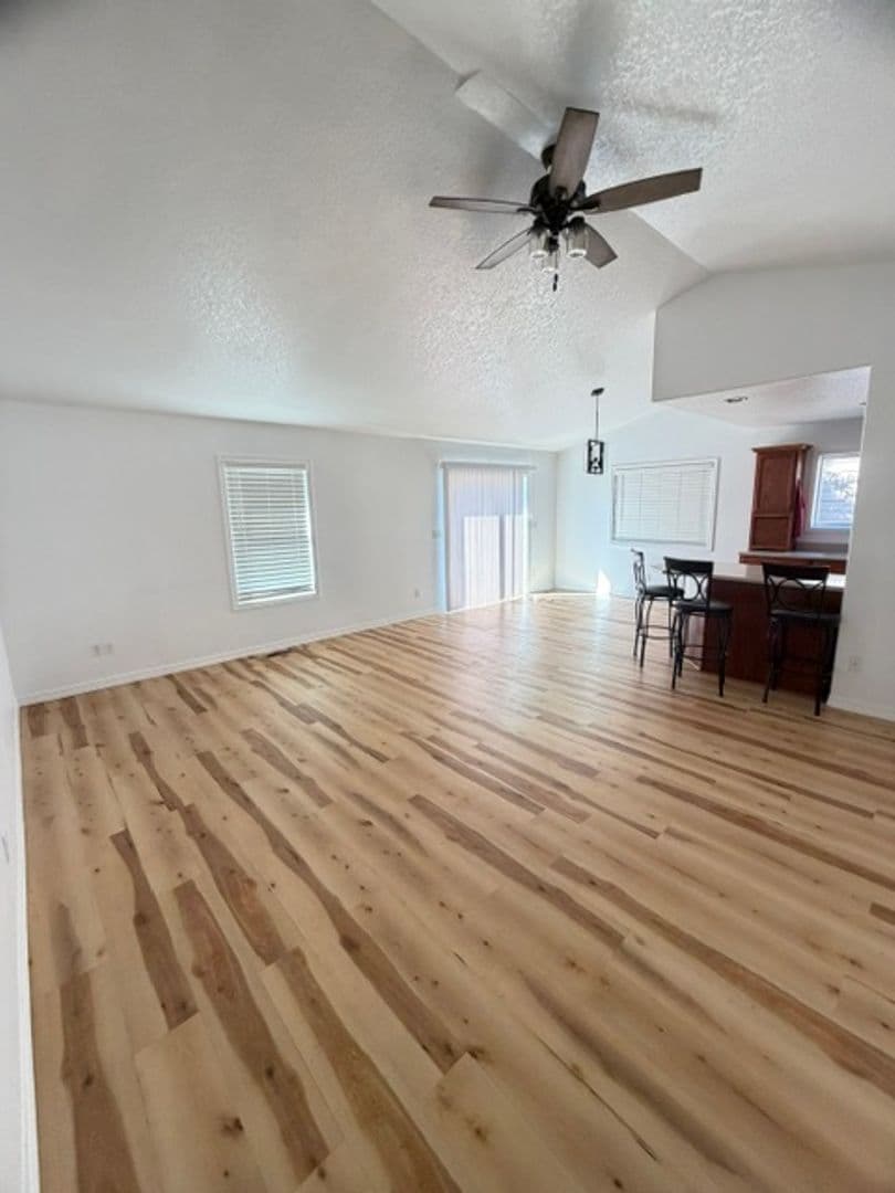 La Grande House: 1006 Frontier Court