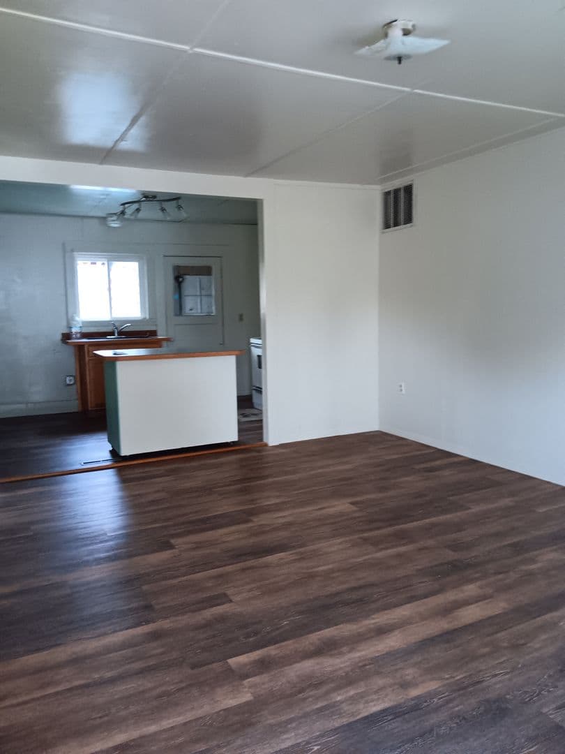 La Grande House: 3006 N 2nd St