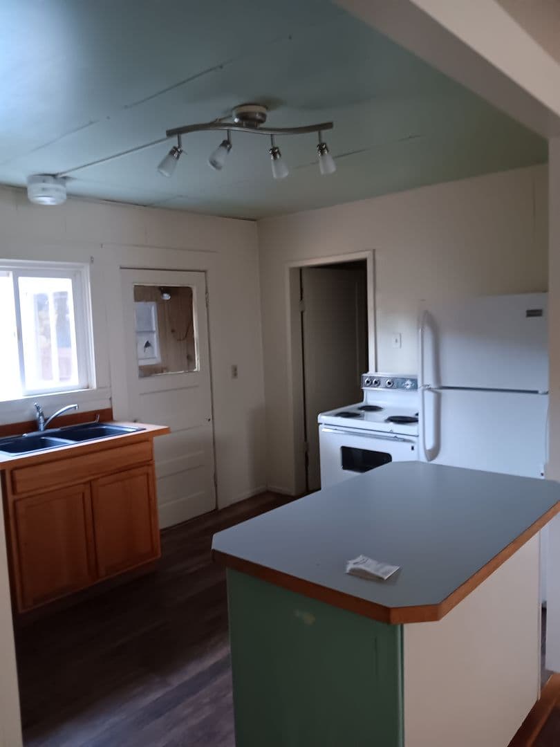 La Grande House: 3006 N 2nd St