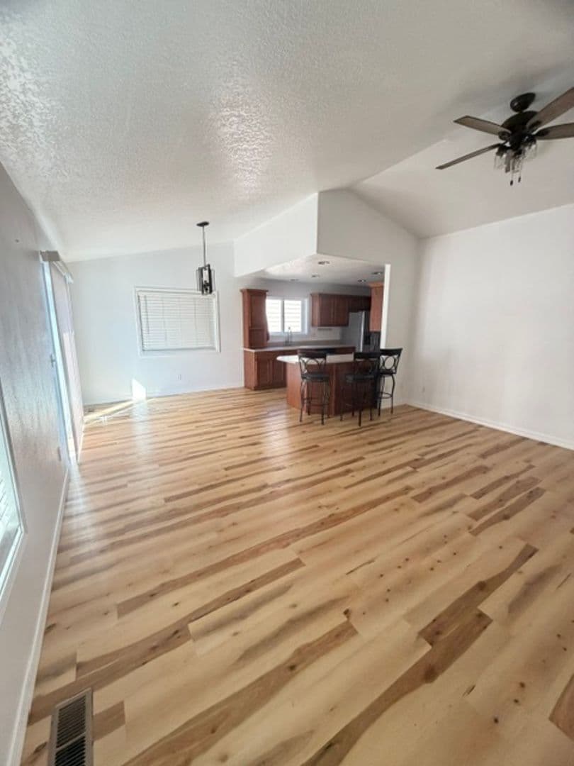 La Grande House: 1006 Frontier Court