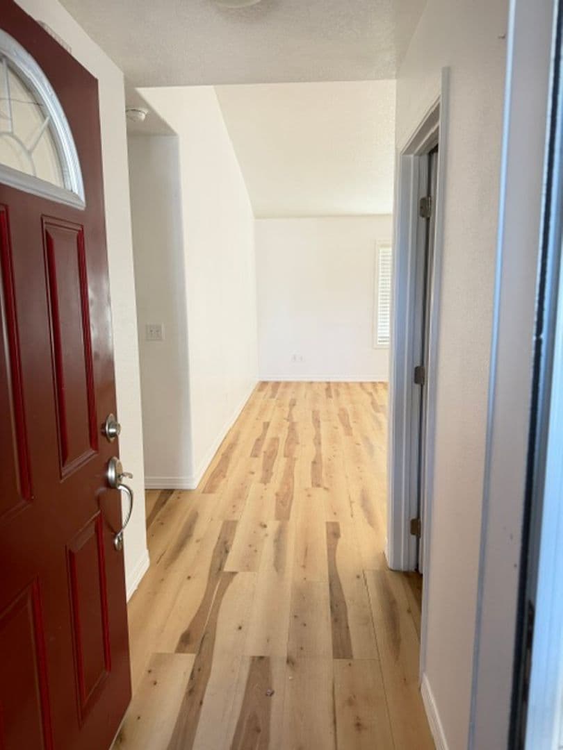La Grande House: 1006 Frontier Court