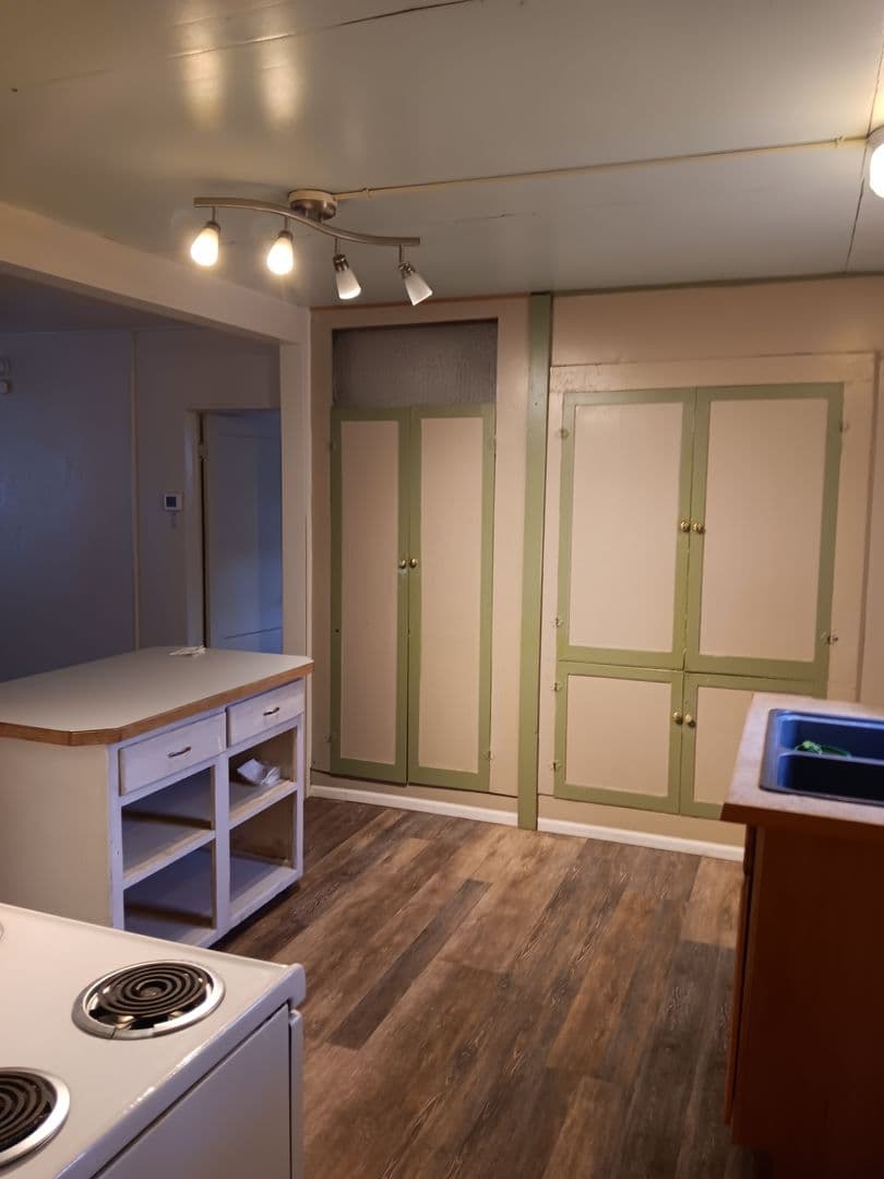 La Grande House: 3006 N 2nd St