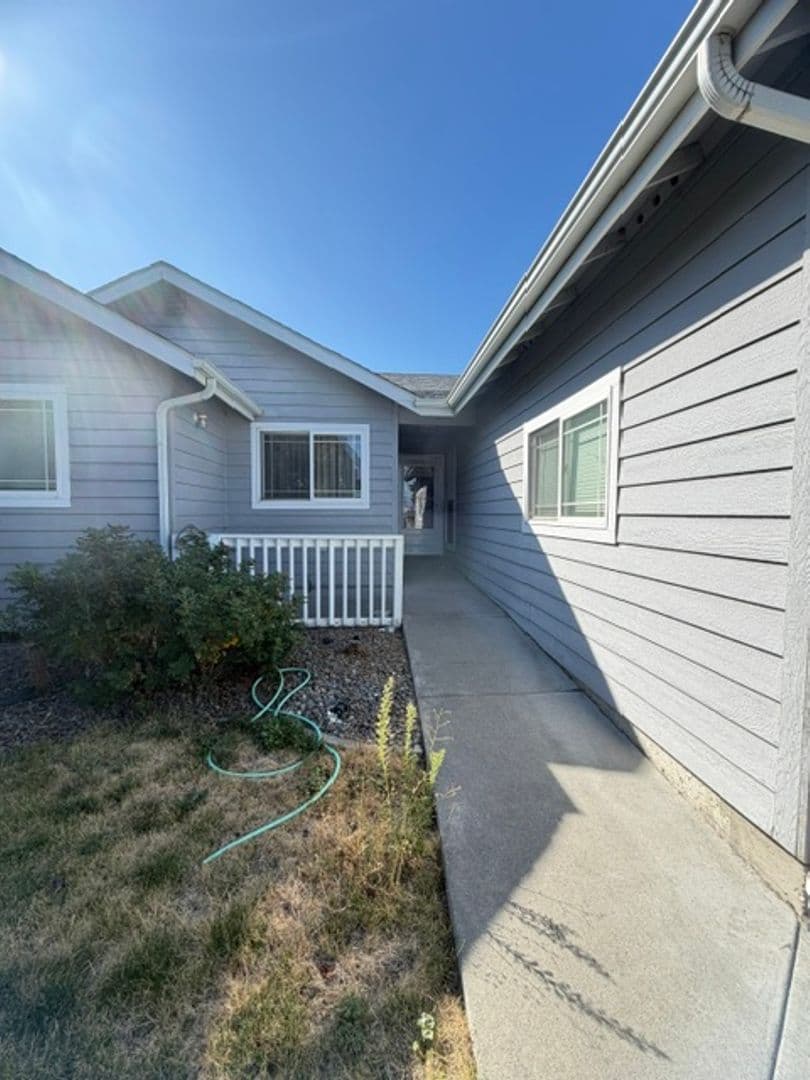 La Grande House: 1006 Frontier Court