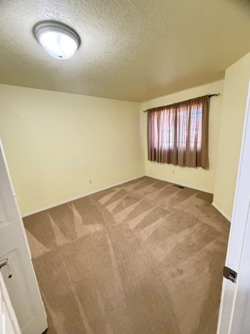 La Grande House: 1006 Frontier Court
