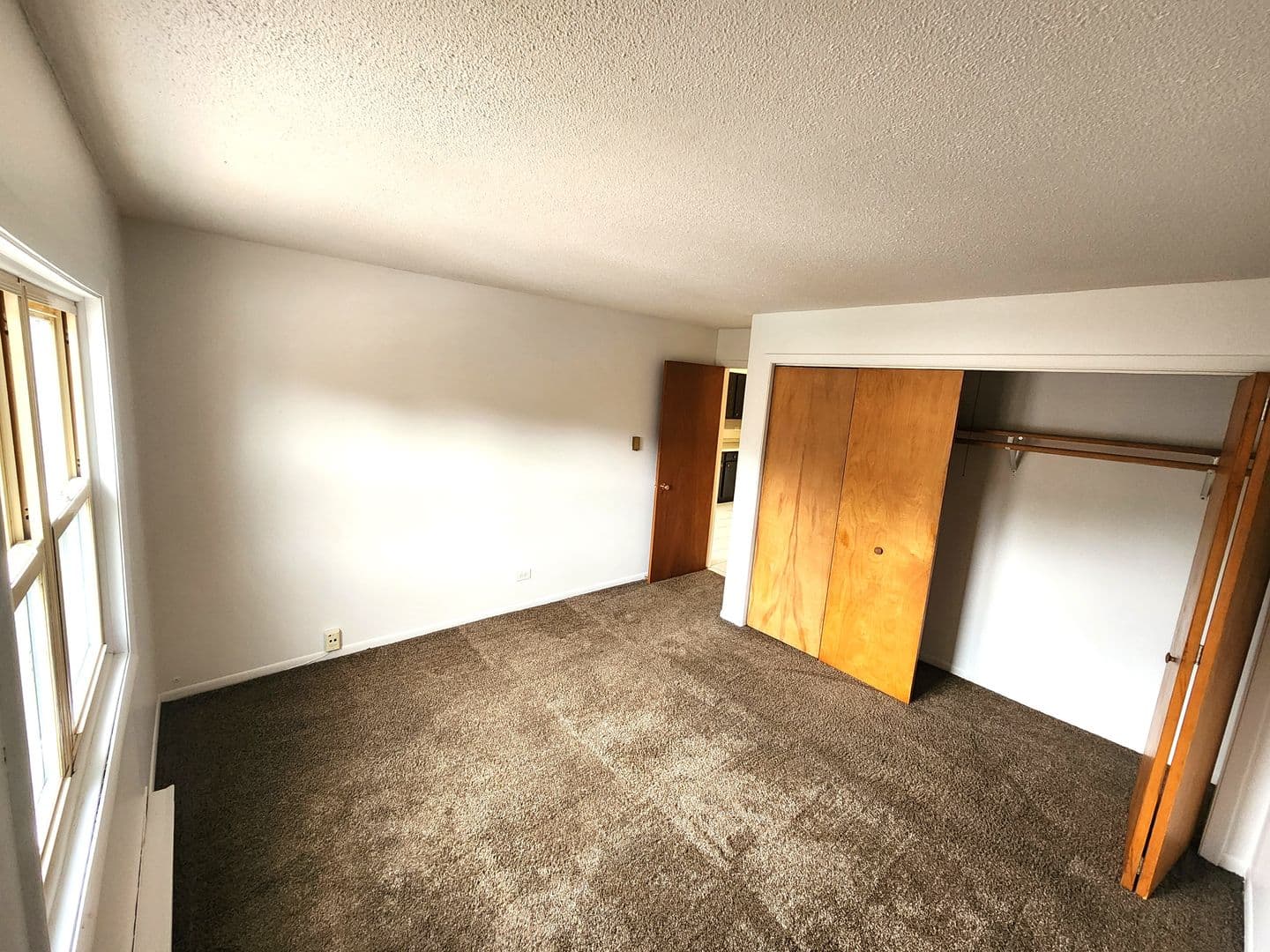 Hillside Apartment: 517 N Wolf Road