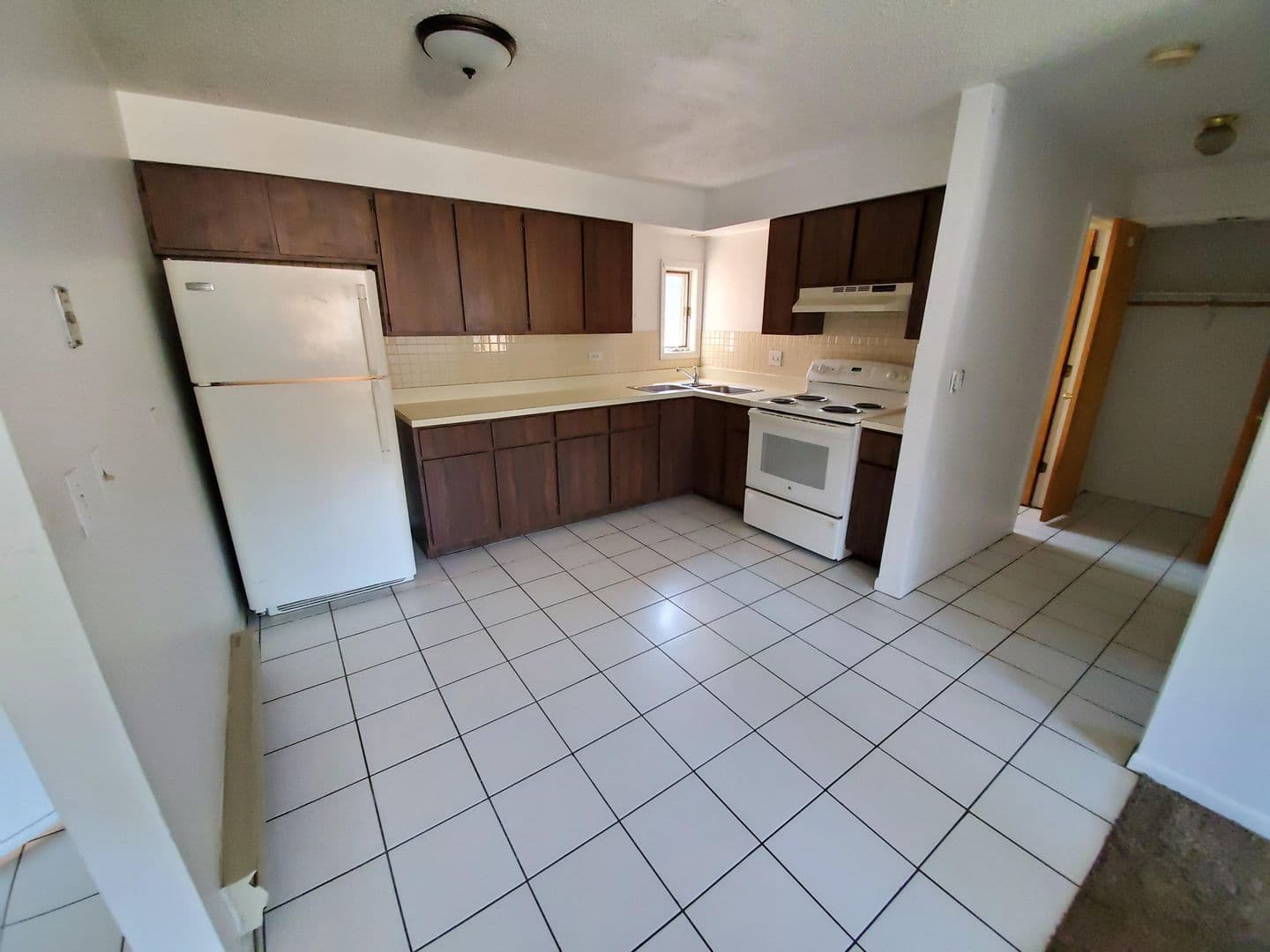 Hillside Apartment: 517 N Wolf Road