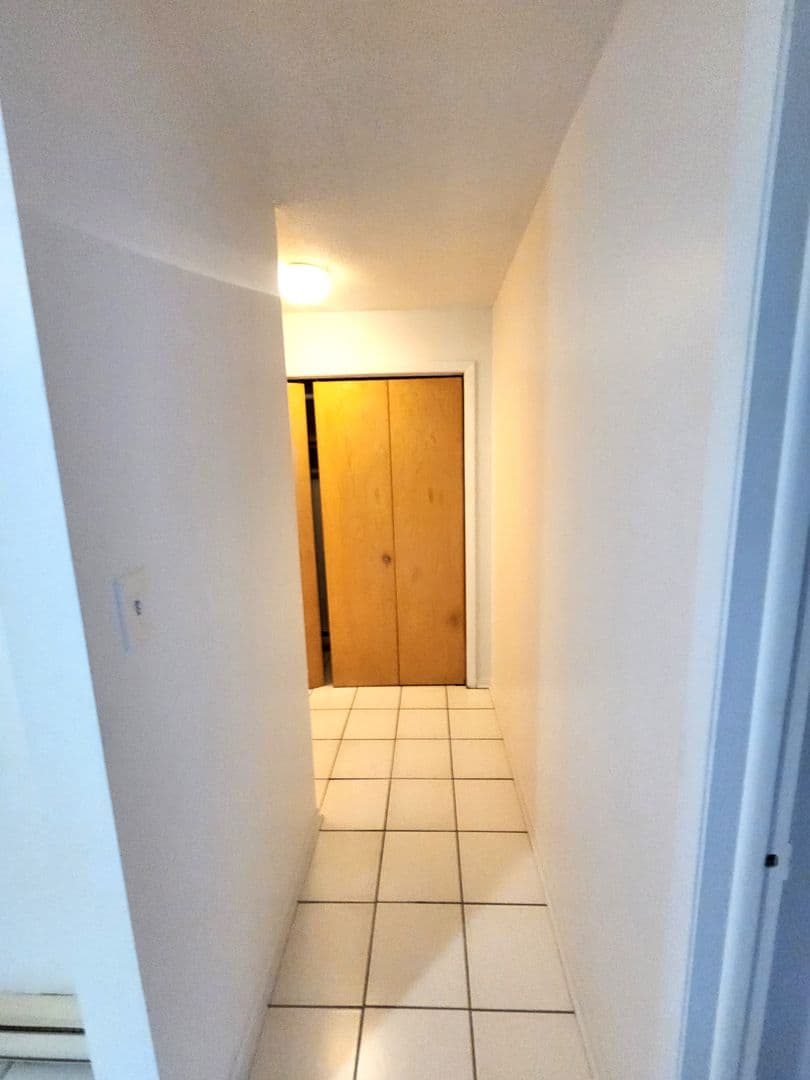 Hillside Apartment: 517 N Wolf Road