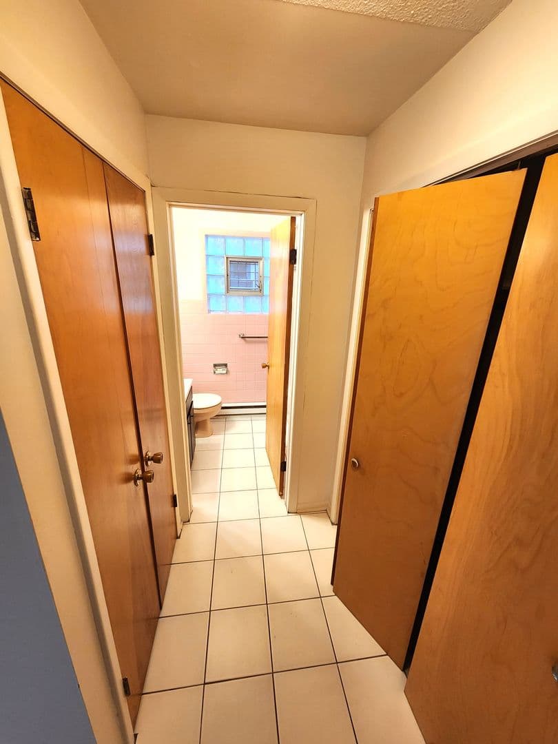 Hillside Apartment: 517 N Wolf Road