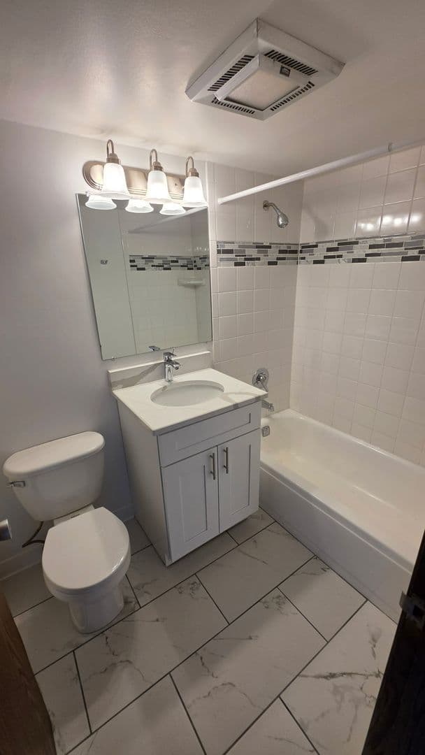Hillside Apartment: 4900 Butterfield Rd
