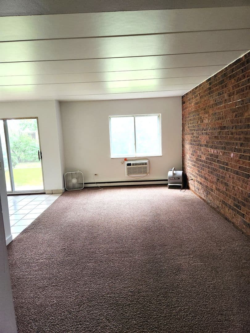 Hillside Apartment: 4900 Butterfield Rd