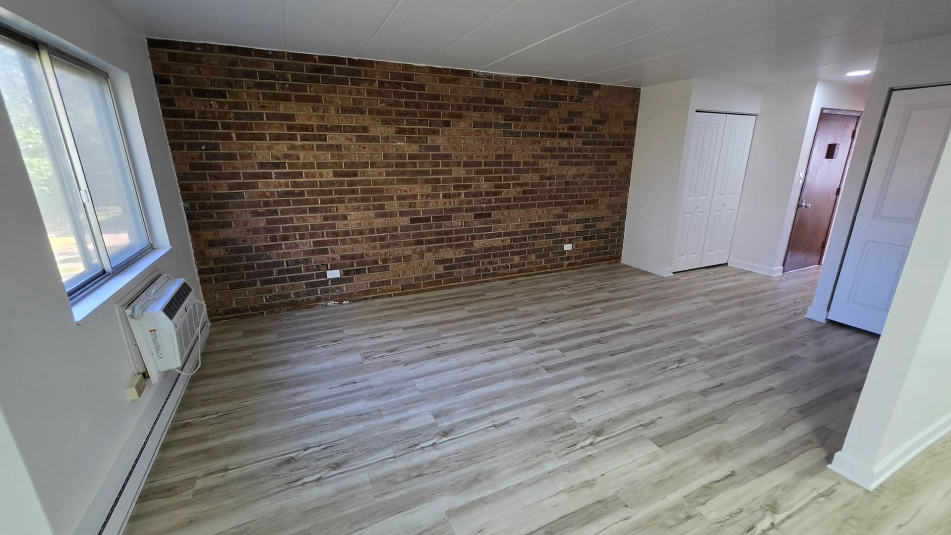 Hillside Apartment: 4900 Butterfield Rd