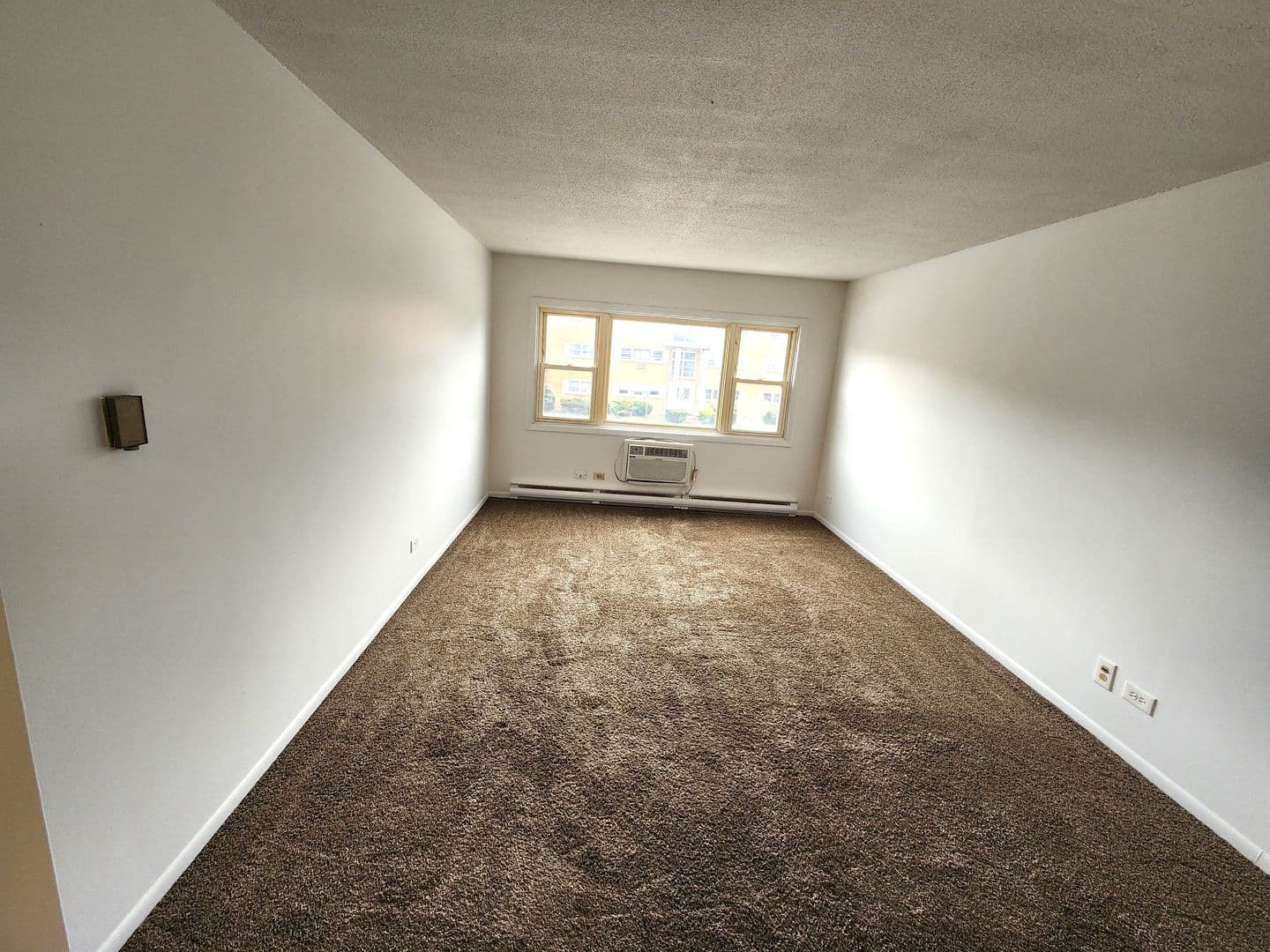 Hillside Apartment: 517 N Wolf Road