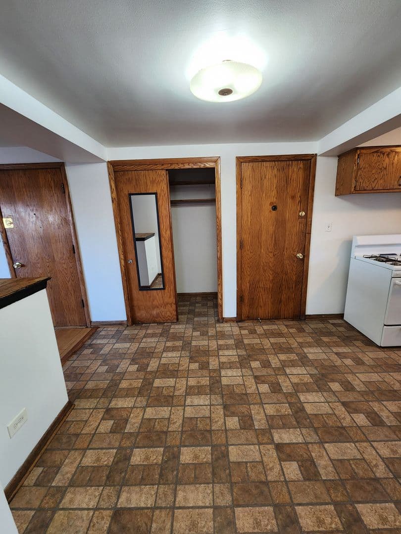 Broadview Apartment: 2420 W. Roosevelt Road