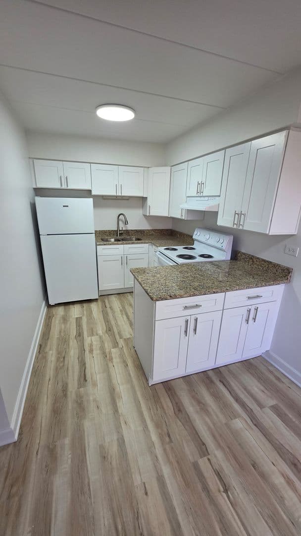 Hillside Apartment: 4900 Butterfield Rd