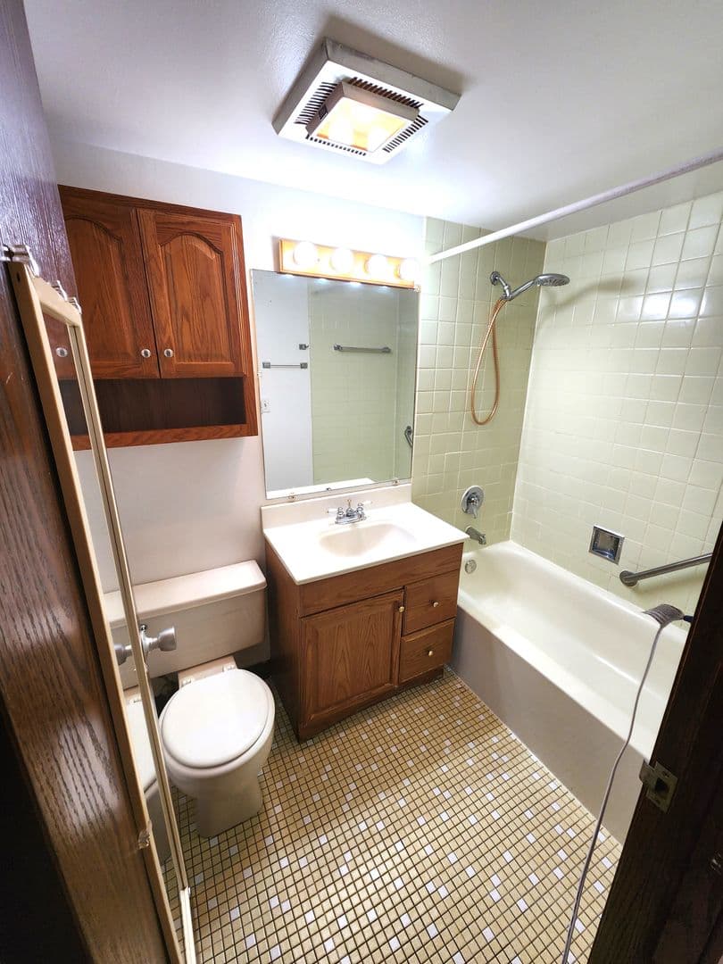 Hillside Apartment: 4900 Butterfield Rd