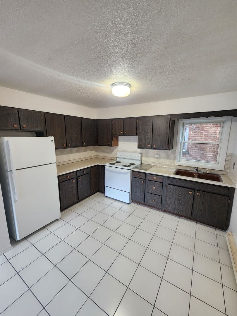 Hillside Apartment: 517 N Wolf Road